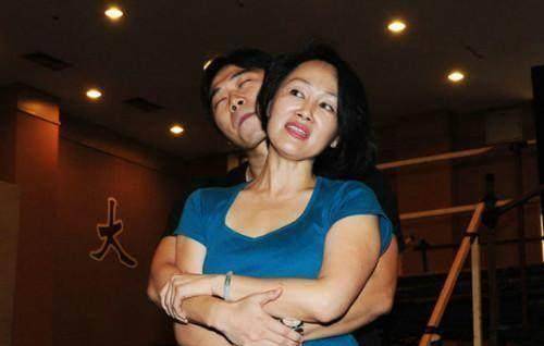 55岁王姬母女近照,女儿美艳惊人,小鲜肉抱着她排练表情亮了!