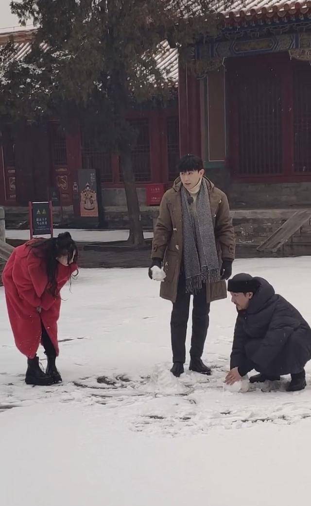 baby和邓伦在故宫堆雪人,玩完手都红了他们用行动诠释了什么是童心