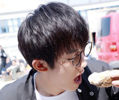 每次看易烊千玺吃东西,就会莫名其妙的想吃东西!_时候_大佬_食欲