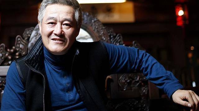 郭德纲因为比较年轻所以还经常会出现在大众面前,但是赵本山因为年纪