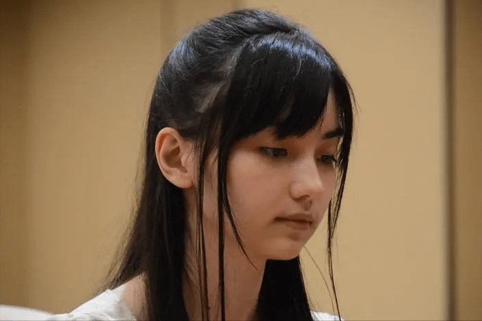 「围棋女神」黑嘉嘉:真人版「芭比娃娃」,宛如黑曜石般光滑细腻_五官