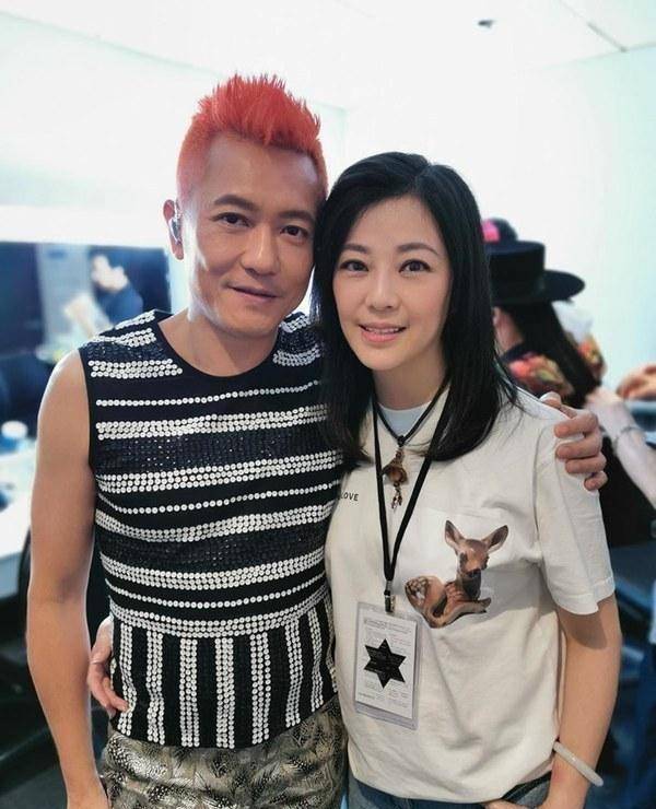 48岁刘小慧罕见现身,容颜未老气质好,老公苏志威曝夫妻秘事_直播_乐坛