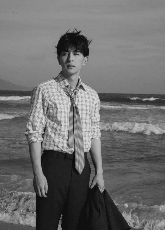 杨洋李现蔡徐坤白敬亭邓伦龚俊赵又廷等你爱谁_西装_穿着