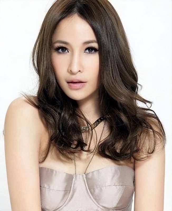 有网友就问:隆宸翰长得这么难看,年龄比萧亚轩大,名气比萧亚轩小,竟然