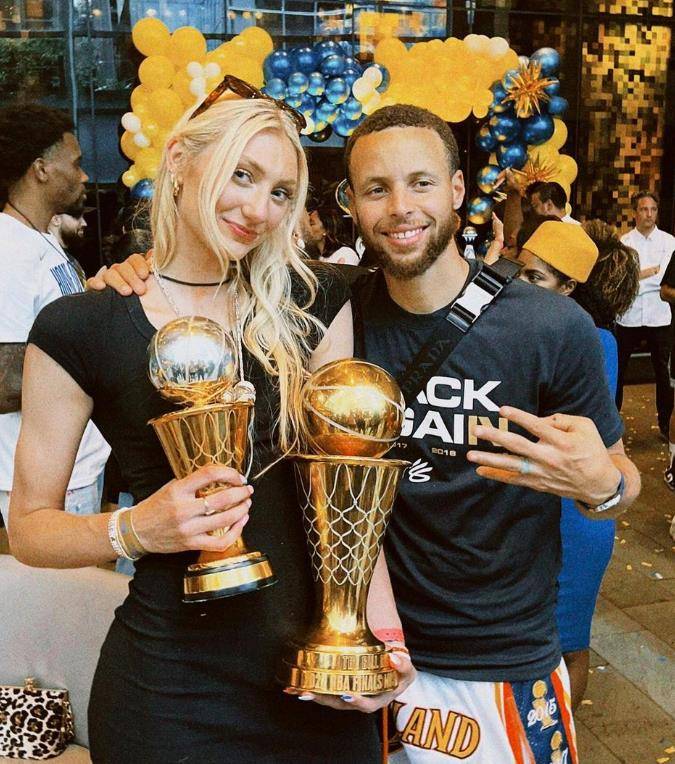 库里妹惊艳亮相wnba,身材火辣堪比超模,库嫂阿耶莎赞不绝口_卡梅隆