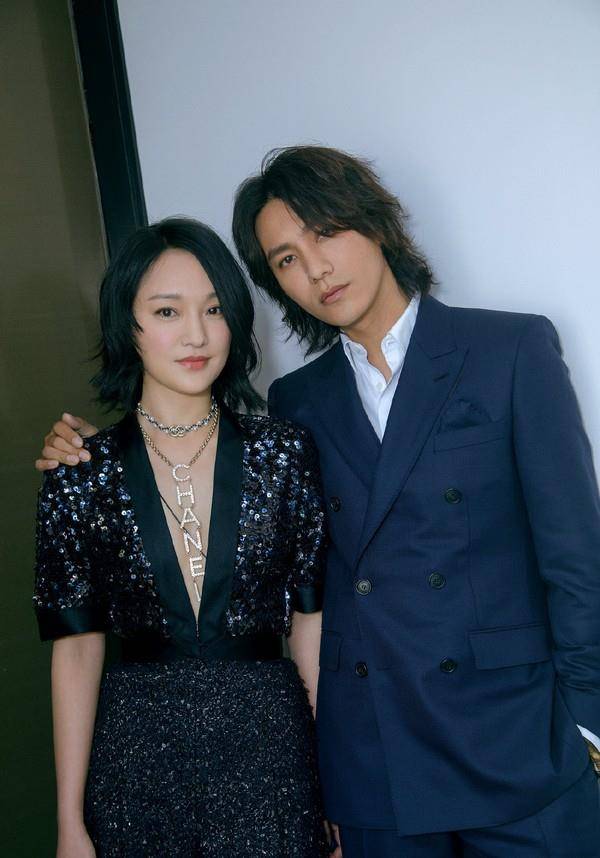 周迅饭后喝酒后脸色通红,妆容松散凹陷,自然而自信,陈坤靠在他的肩膀