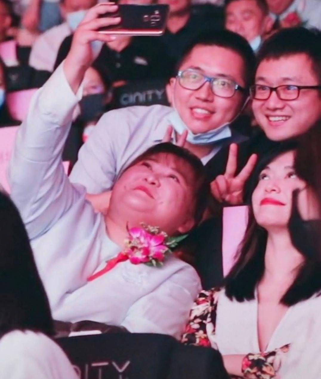 同时,有媒体拍到此次贾玲的好友兼员工张小斐也有前来,两人晚上一起在