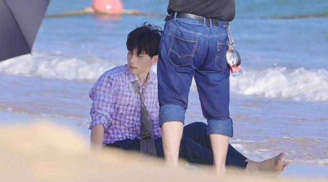 杨洋李现蔡徐坤白敬亭邓伦龚俊赵又廷等你爱谁_西装_穿着