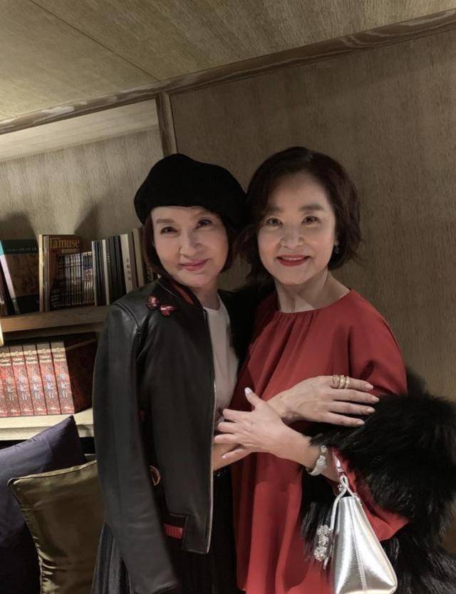 64岁林青霞出席电影首映礼避谈婚变与秦汉,大赞张曼玉演技精湛_因为