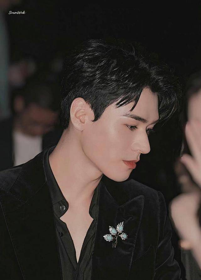 杨洋李现蔡徐坤白敬亭邓伦龚俊赵又廷等你爱谁_西装_穿着