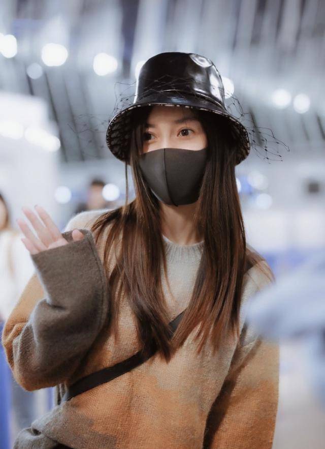 baby变贵妇,戴6200面纱帽走机场,看到纯素颜后我服了_look_帽子_大气
