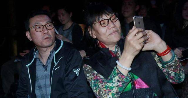 50岁女篮名宿郑海霞近照,双腿弯曲无人搀扶,丈夫消失多年无音讯_中国