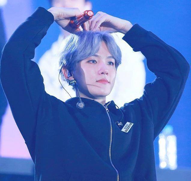 边伯贤尝试过的发色,红白灰都能忍,看到图四,00后:吴世勋?