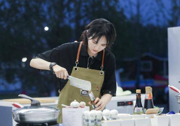 不认识萝卜的姚安娜,凭啥能参加《中餐厅》,人设遭质疑_明星_华为