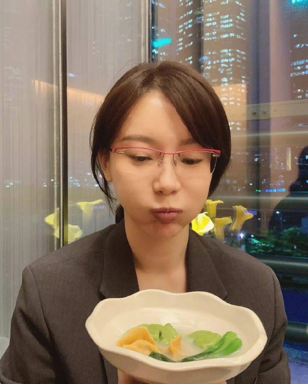 董卿自叹不如的女人,却嫁二婚男甘当后妈,她那么美,到底图什么_陈数