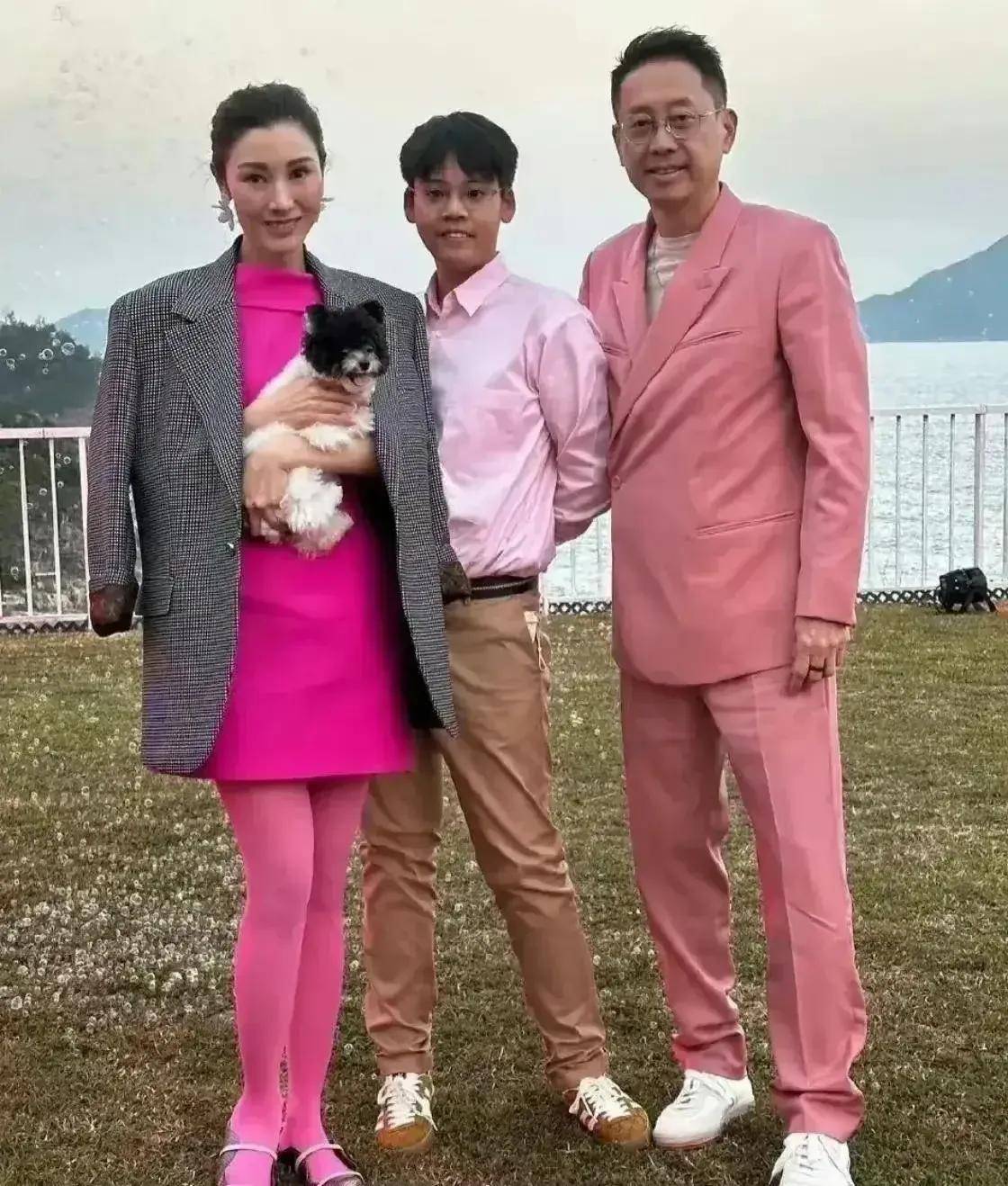 李嘉欣12岁儿子近照曝光,网友调侃又老又成熟引热议_许建彤_外貌_一个