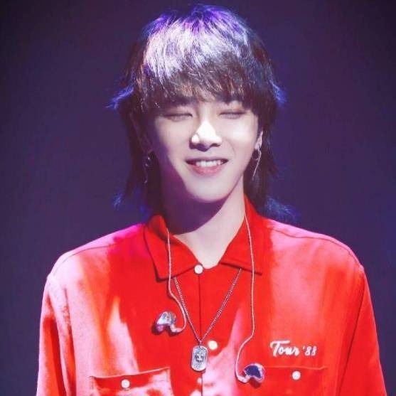 被嘲颜值下降后,华晨宇终于舍得剪掉长发,新发型被赞:像高中生_样子