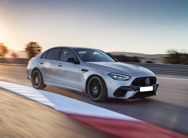 巨大的虎头奔银色车标,前舱盖上的"affalterbach"徽标也尽显精致感