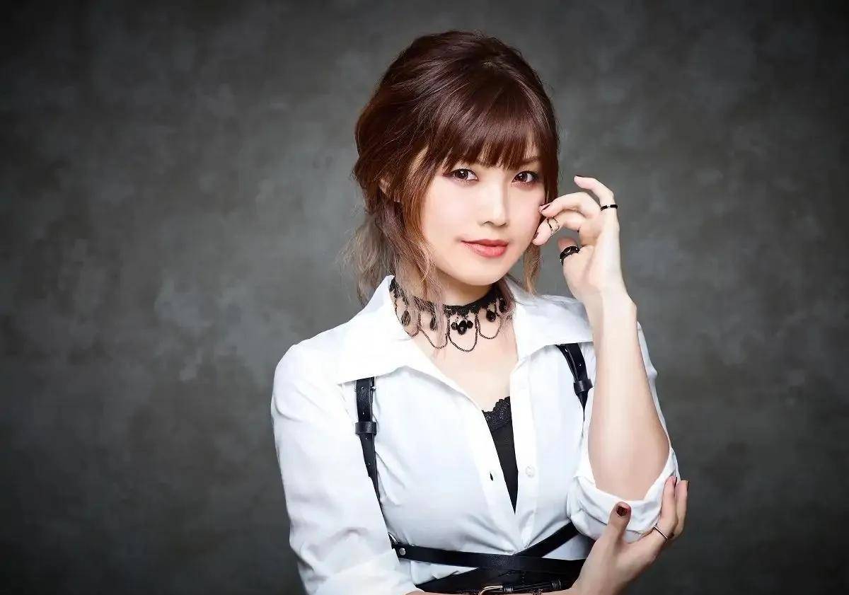 第六位:鈴木茜出生于1984年1月2日身高:166 cm第七位:木村美咲出生于