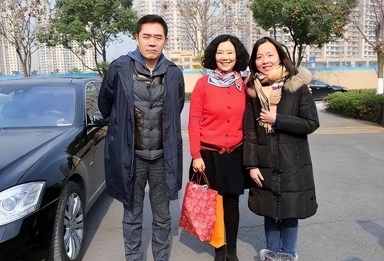 陈宝国很少和女子一起出现,老婆有着艺术家般的优雅个性,一袭红裙就像