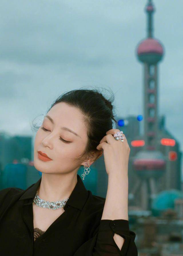 陈凯歌陈红罕见同框庆生,51岁陈红美貌依旧,二十岁姑娘自叹不如_黑色