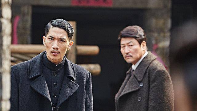 经过一番"你来我往"说服本打算做日本人密探的宋康昊孔刘为了顺利完成