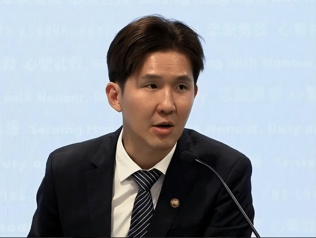 谢子峰近况曝光,转行成警署总督察,穿着帅气西装现身,引热议_郑柏林