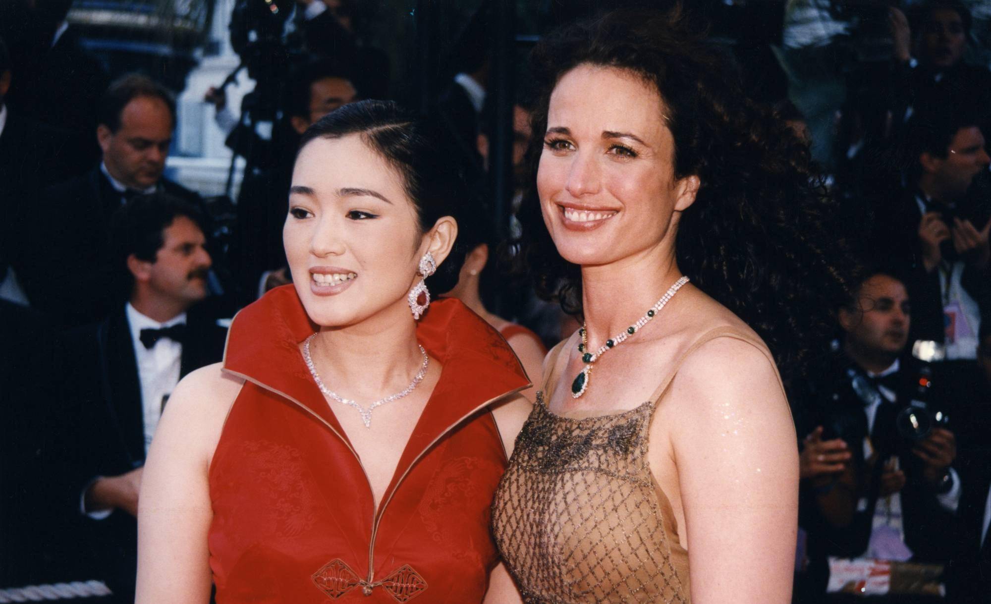 莫妮卡·贝鲁奇和巩俐:有大地女神般的美感,穿白衬衣就美得惊人_好