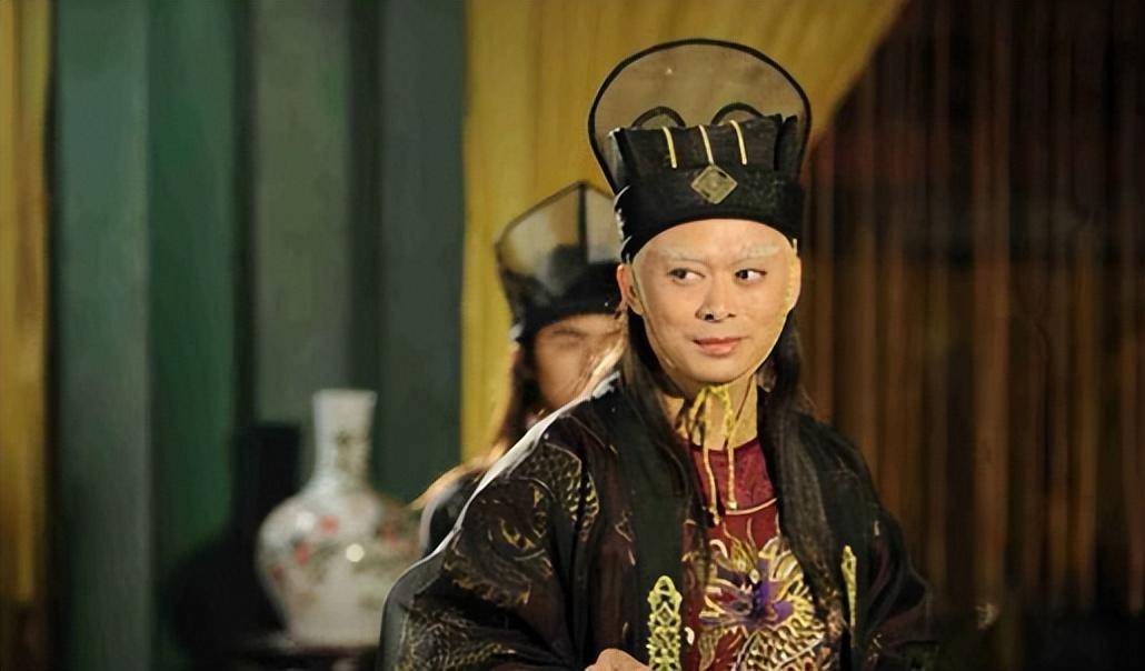 顺着婴儿的哭声,张敏一路赶到了纪氏的住处,刚生完孩子的纪氏面色苍白