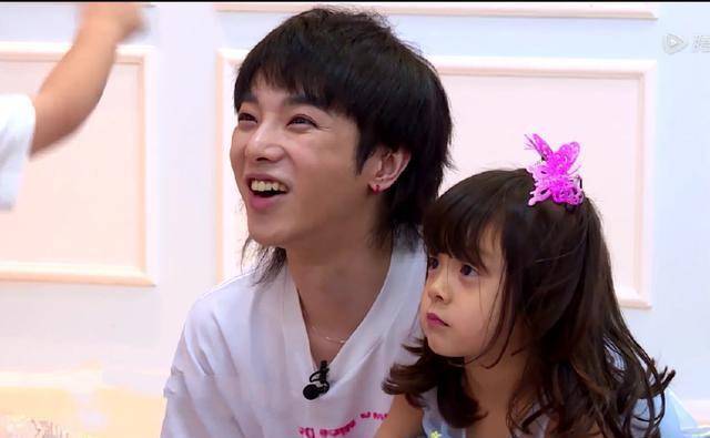 然而,在本期《放开我北鼻》的节目中,62岁的费玉清和90后华晨宇跟孩子