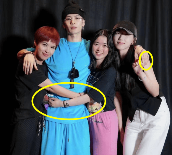 王嘉尔和女粉丝合影太亲密,不仅牵手还搂脖子拥抱,价格可不便宜_网友