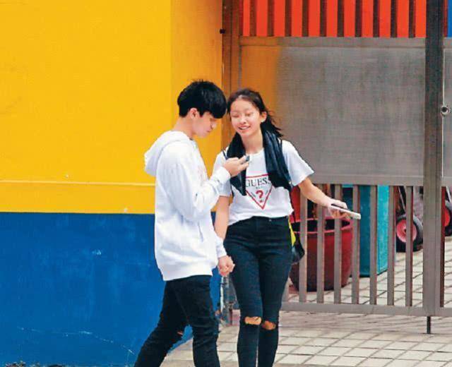陈奕迅女儿素颜出街很清纯可爱疑看小男友短信而甜笑_陈康堤_徐濠萦
