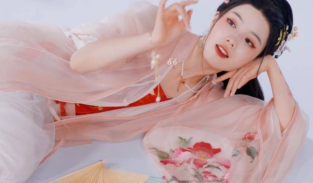 b站党妹因写真集掉粉,转发长文道歉,澄清自己没有删评_网友_事情_id