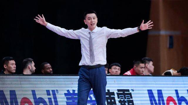 球迷都冤枉48号裁判胡吉了!_比赛_杨鸣_规则