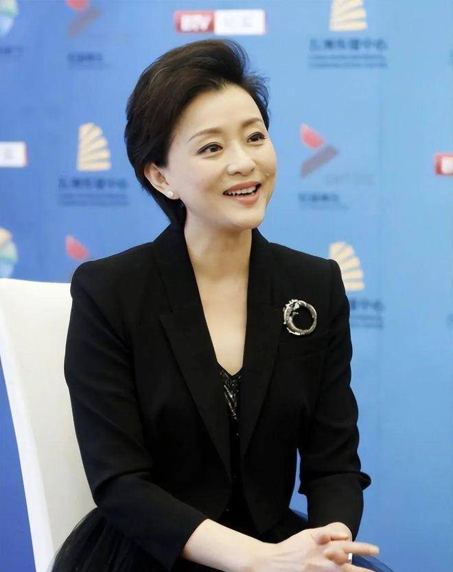 "前电视护士"杨澜重获旧职,众人合影被通缉穿着包臀裙假扮女演员_衬衫