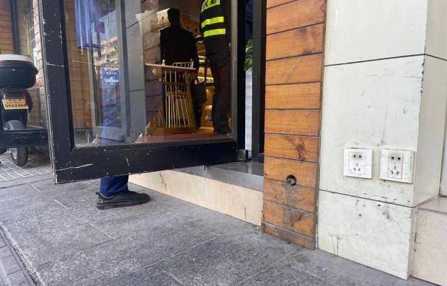 房产中介店外装充电插座有安全隐患，拆了，业务员的小电驴没法充？这事怎么破