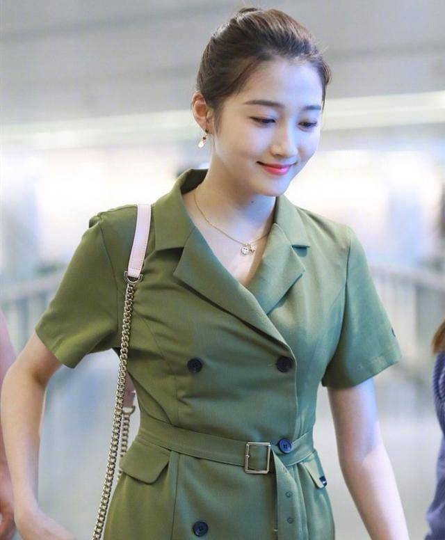 关晓彤与金泫雅撞衫,身高差有8cm,时髦感却难分高下!