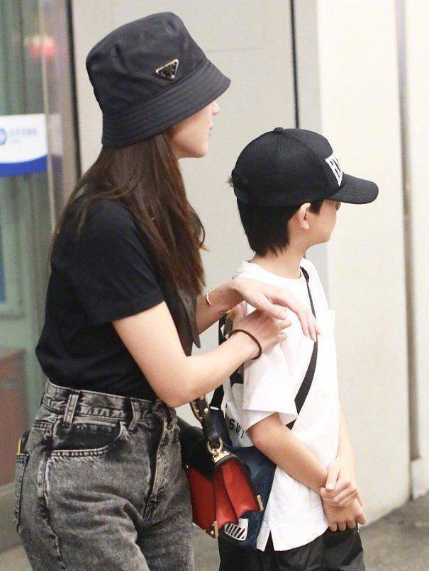 董洁与儿子顶顶现机场,黑白搭母子装太亲民,39岁素颜太能扛!