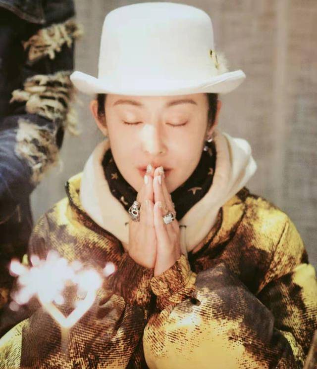 53岁张敏瘦脱相!