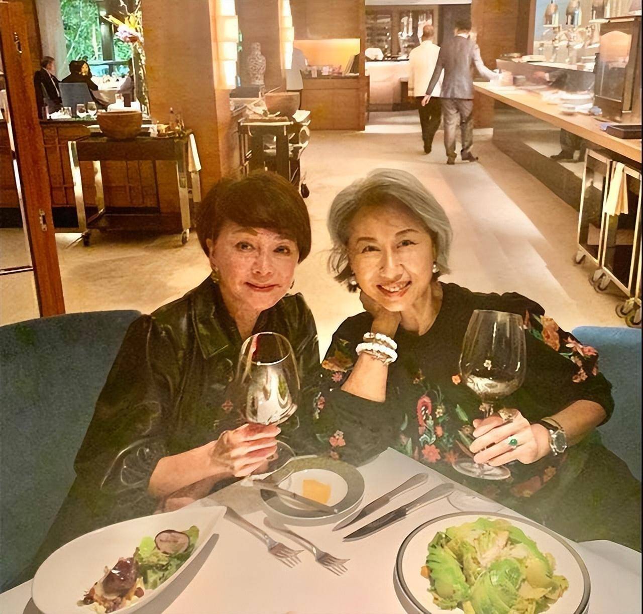 叶倩文满头白发出镜,素颜自然从容老去气质很优雅,但衰老也真!