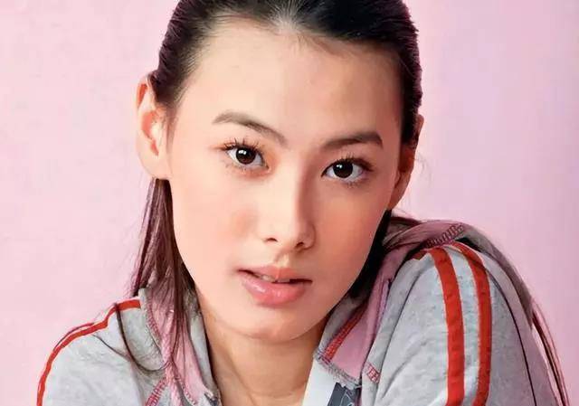 曝梁洛施怀4胎首露面!肚微隆,李泽楷陪她看婚纱,14岁长子随爸