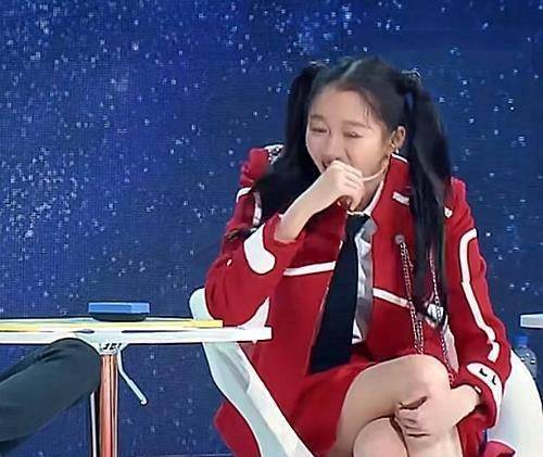 关晓彤的"蛇形坐姿"火了,众人纷纷模仿,发现只有瘦子才能做到_身材