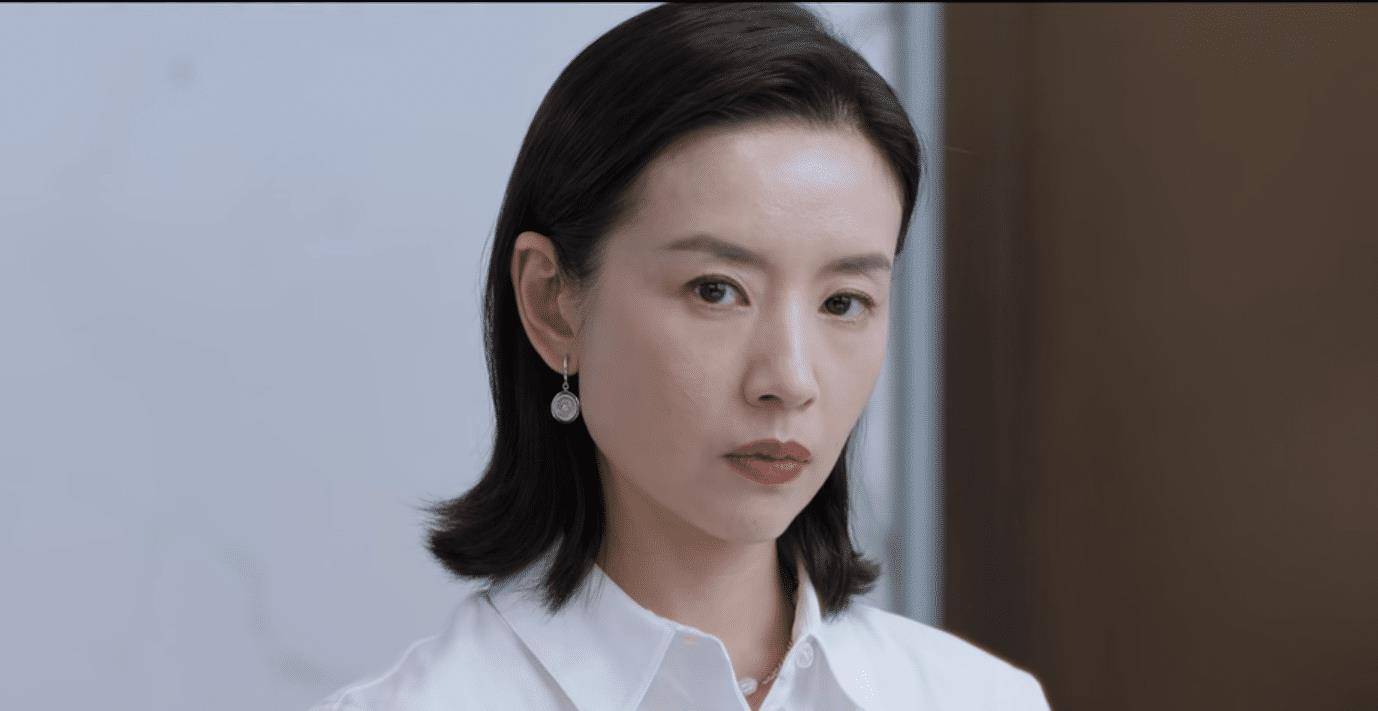 董洁饰演的集团副总叫"李怡",成功的情人之一,"怡"通"姨",代表了她"姨