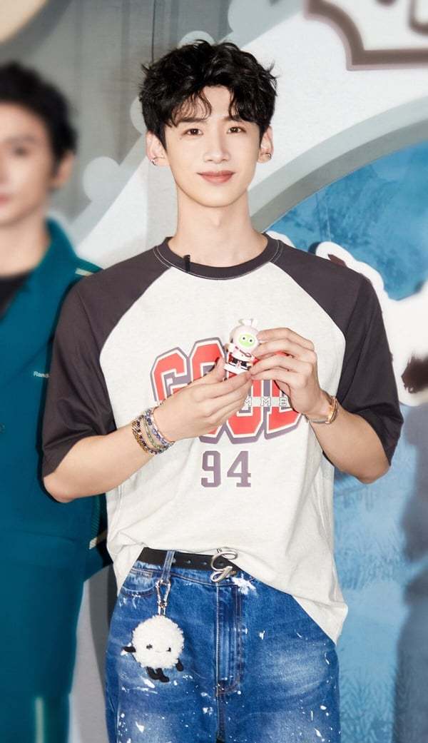 《偷偷藏不住》陈哲远少年感十足,鹿晗好童颜,他30年如一日_微博