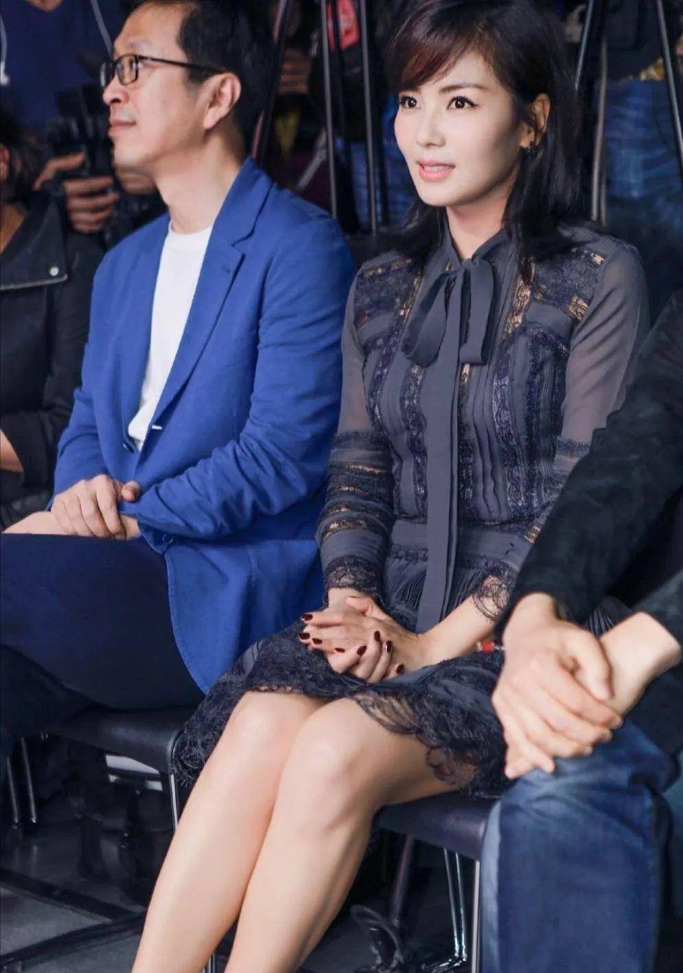 刘涛和车晓同穿时尚裙,车晓淡妆显贵妇气质,刘涛用力过猛似村姑_衣服