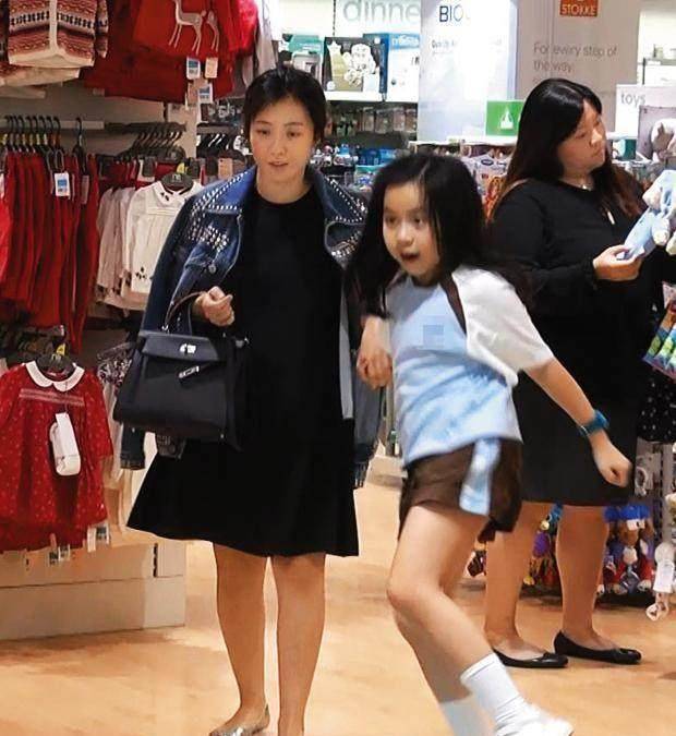 已经怀孕六个月的甘比就拖着女儿,自己都又跑又跳,看着都替她担心!