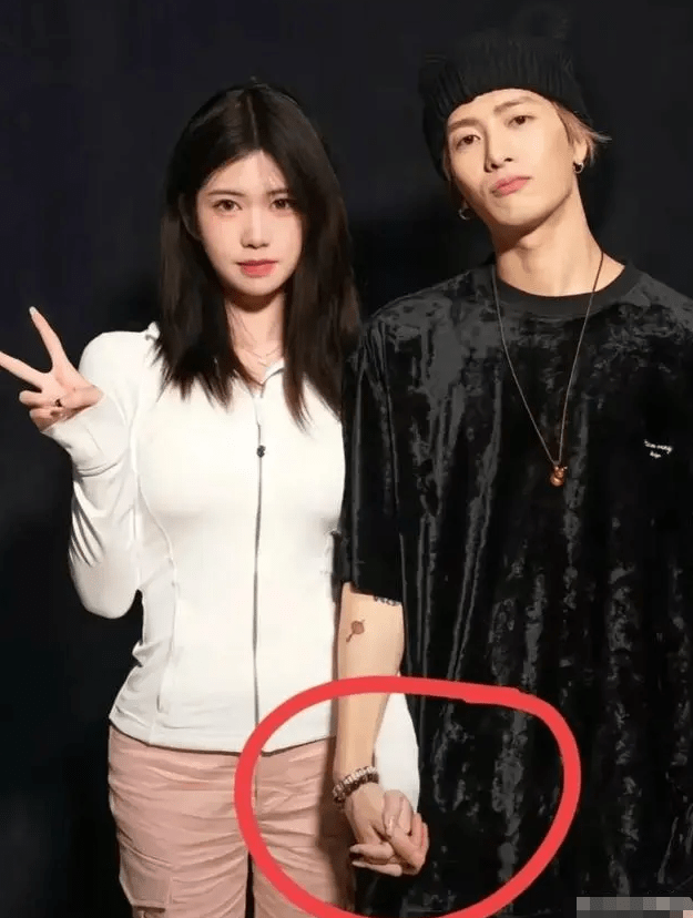 王嘉尔海量亲密照曝光,与辣妹十指紧扣搂肩抱腰,网友:坐等塌房_明星