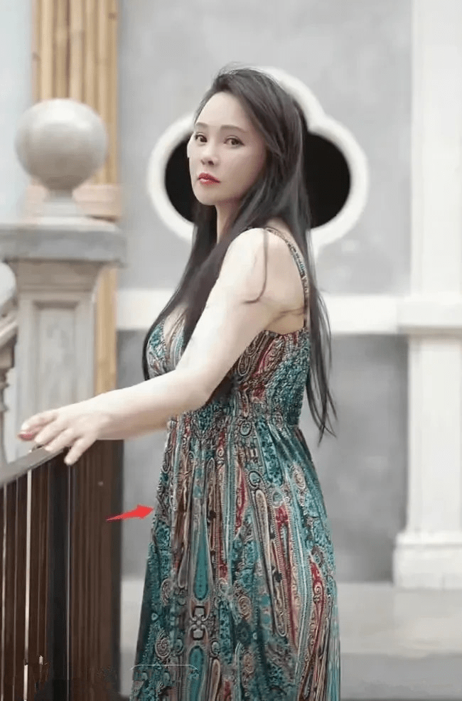 伊能静陪孩子游泳,没美颜加持,身材胖了很多麒麟臂大肚腩统统有_裙子