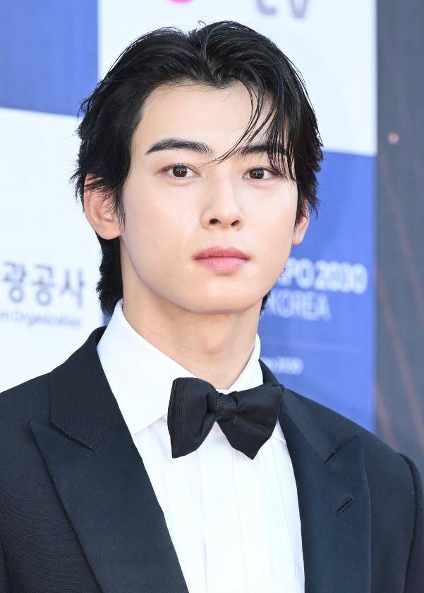 朴成勋真的好惊喜啊,他和长风衣的适配度是真的好高啊,也太帅了吧,比