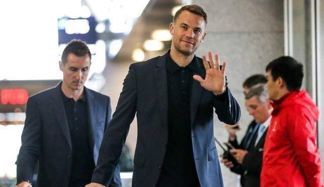 德国队助教克洛泽,队长诺伊尔,一个是德国的里程碑人物,一个是现任牛